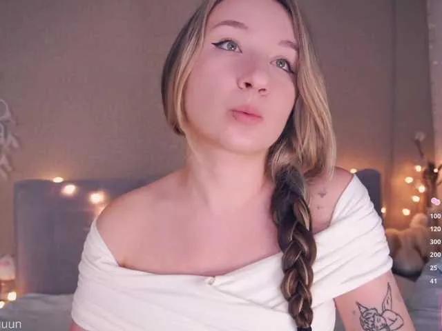 Alyyyson from BongaCams