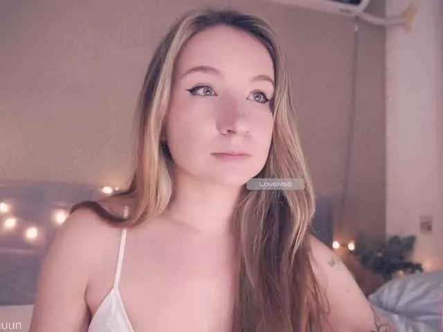 Alyyyson from BongaCams