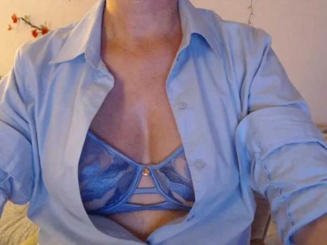 GoodSnowQueen from BongaCams