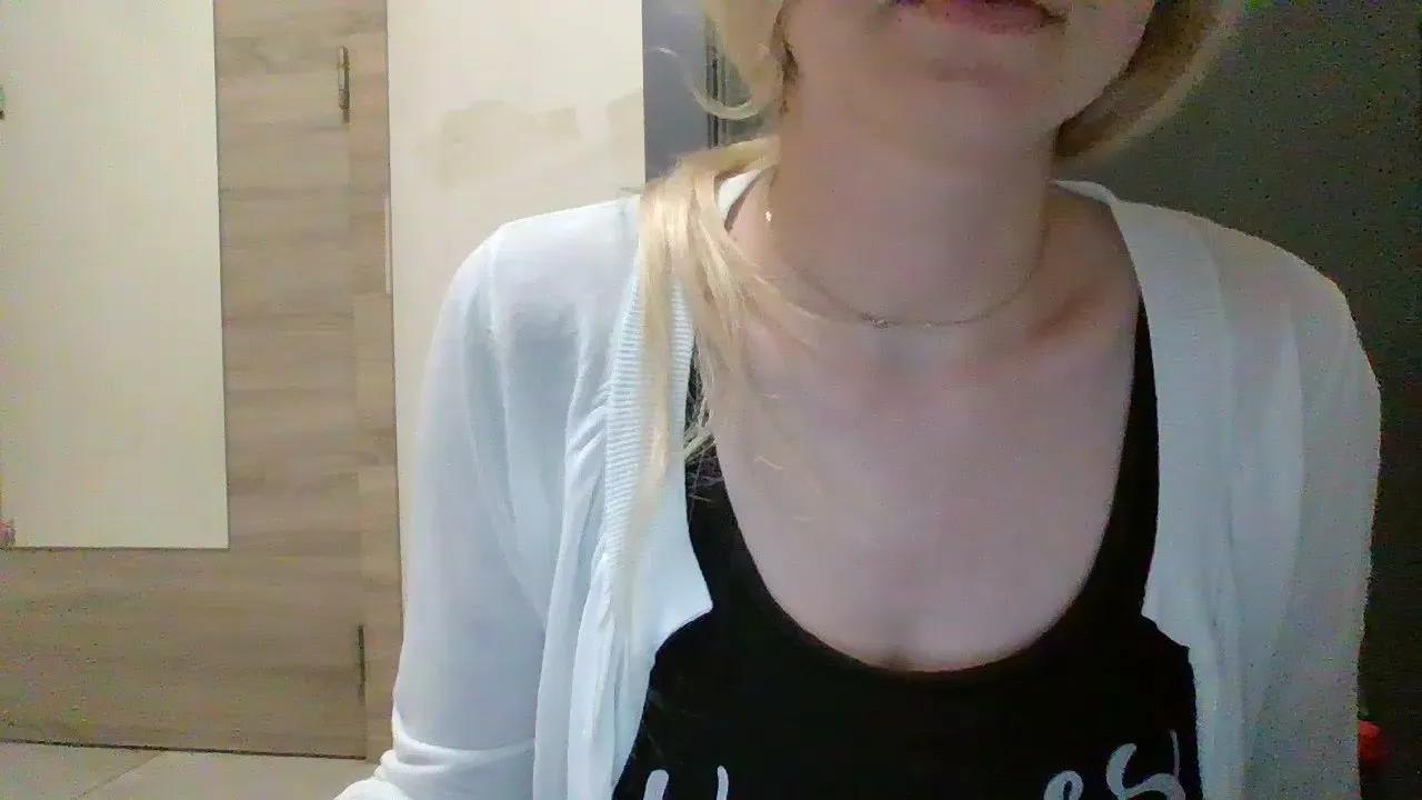Emma2492 from Cam4