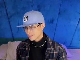 Aaron_ez from Flirt4Free
