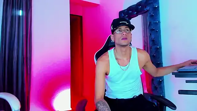 Daddys_insanee from StripChat