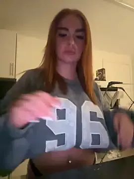 Ellieskyyee1 from StripChat