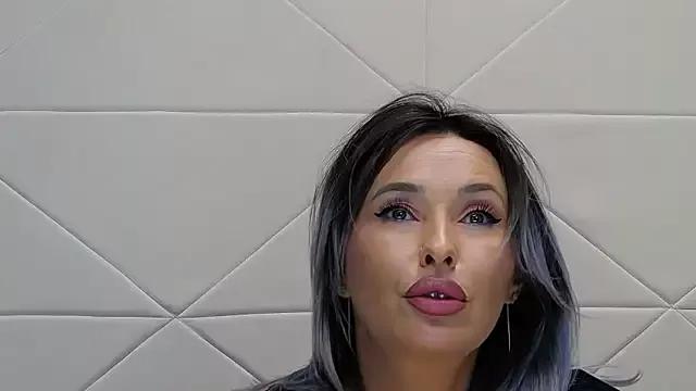 IssaSmith from StripChat