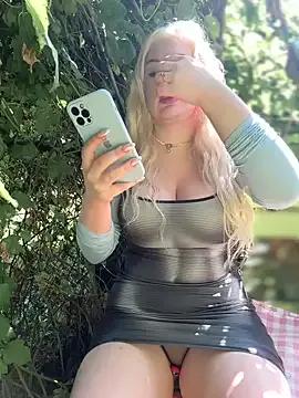 LaraHollywood from StripChat