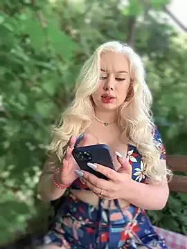 LaraHollywood from StripChat