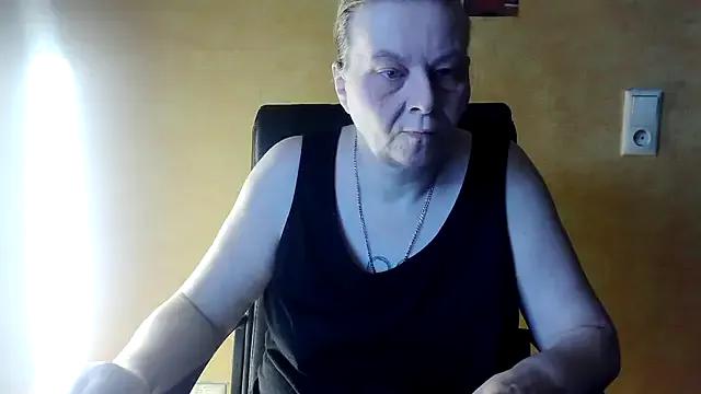 SweetPhoenix76 from StripChat